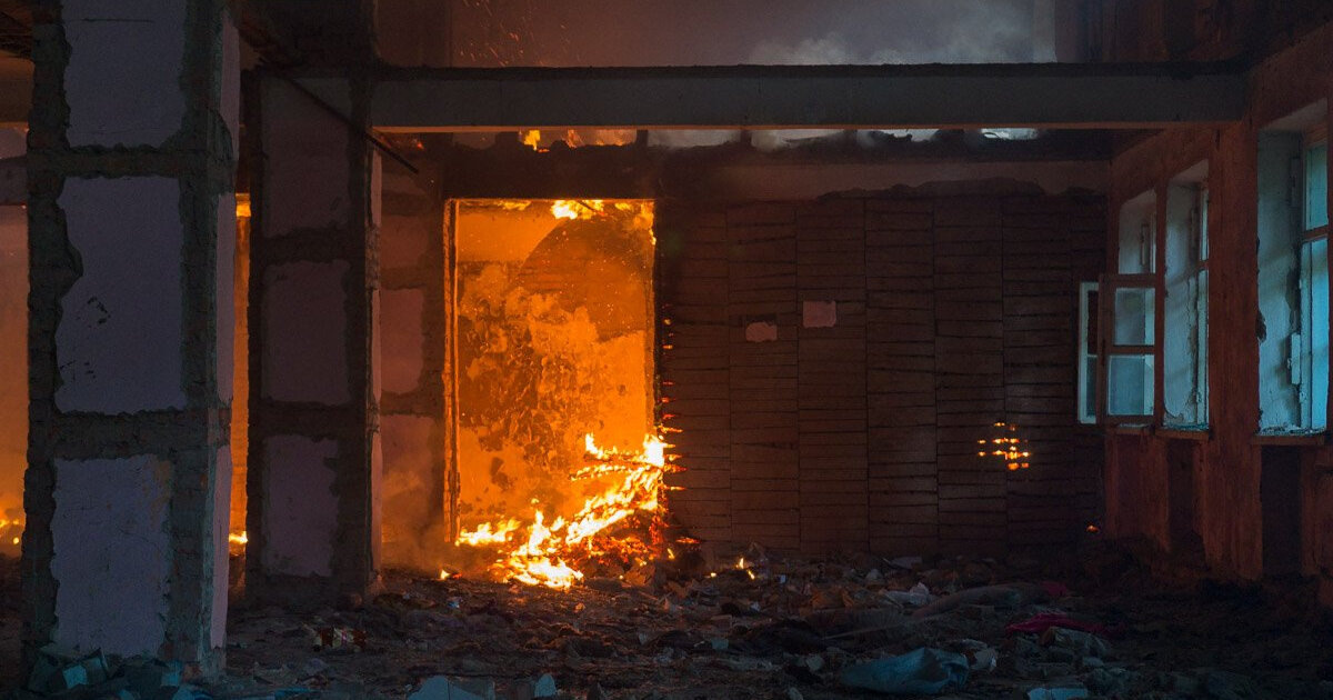 "Я хочу танцевать, как пылинка в лучах
Палящего солнца
Танцевать пока к вам не прислали гонца,
Который скажет: «Пора»"(с) 
Фото: readovka67.ru