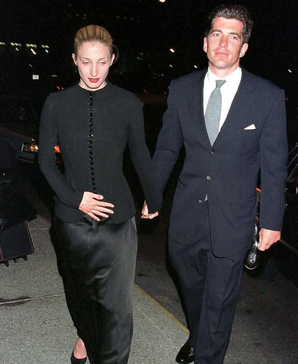 Образы Кэролин Бессетт-Кеннеди в карусели