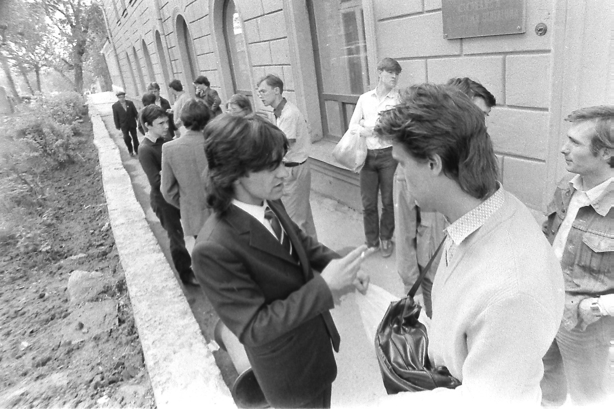    Учредительное собрание Свердловского рок-клуба, 15 июня 1985 года. На фото: Макс Ильин, Вячеслав Бутусов и Егор Белкин