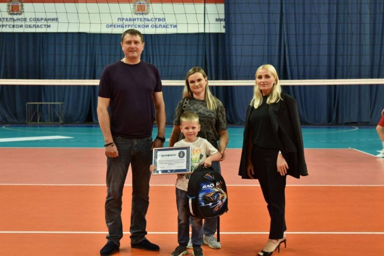    Волейболисты «Оренбуржья» присоединились к акции «Соберём ребёнка в школу» Антон Пичурин