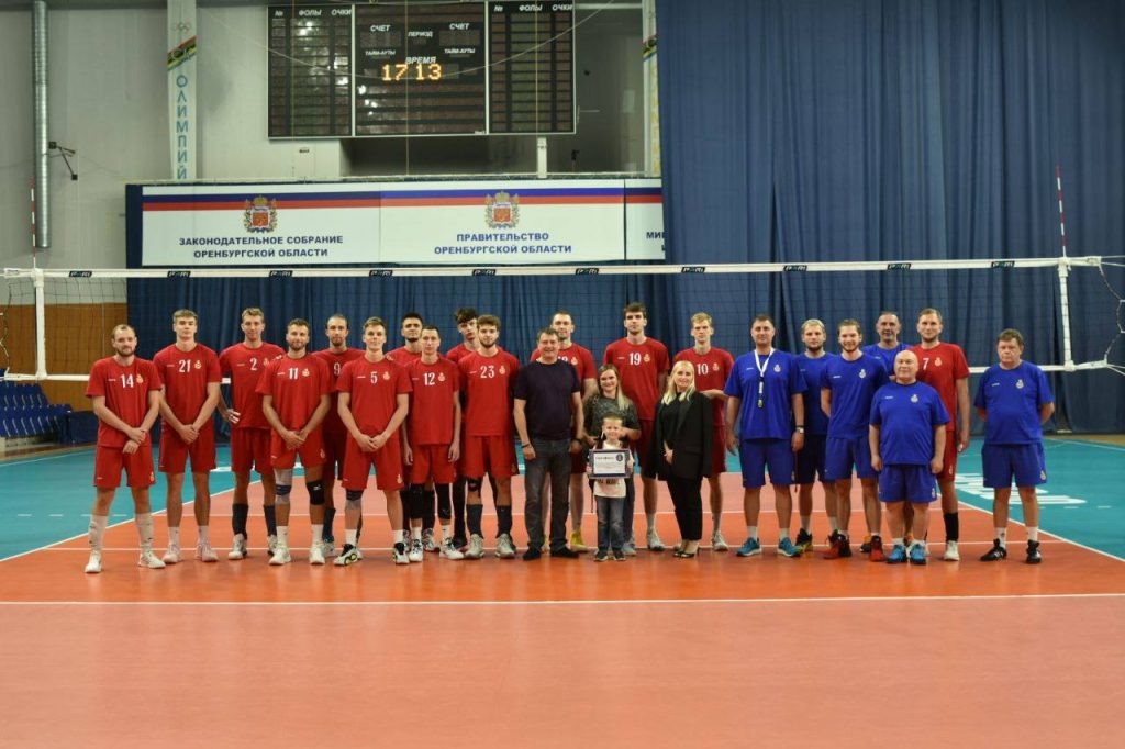    Волейболисты «Оренбуржья» присоединились к акции «Соберём ребёнка в школу» Антон Пичурин