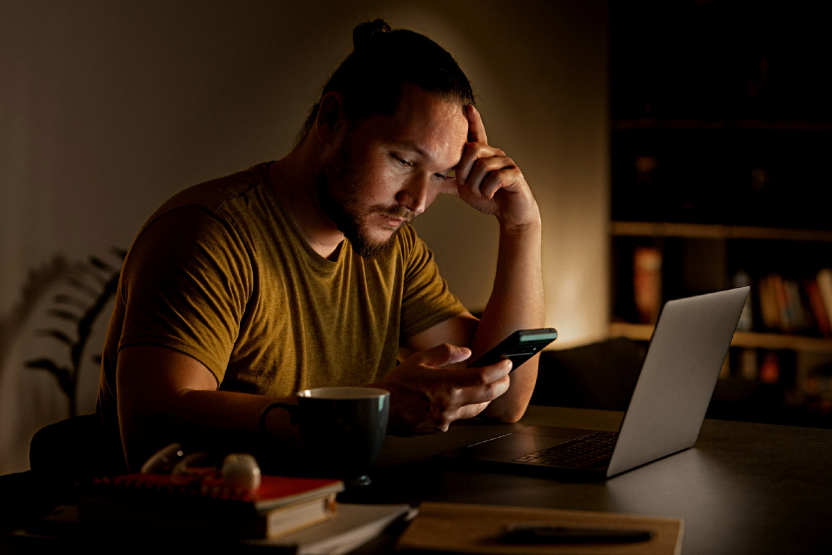 Обеспокоенный человек читает новости