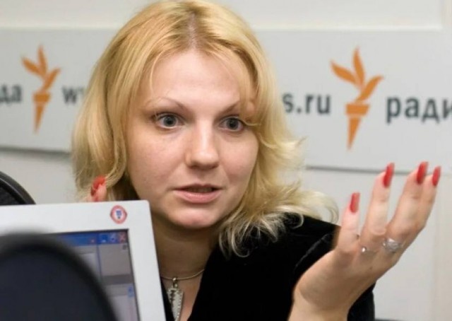 На фото автор сей статьи Екатерина Сажнева, и обратите внимание на название русофобного иноагента*, написанное на стене в кабинете, где сделано сие фото.