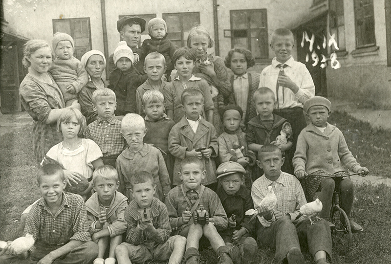 "Ребята с нашего двора" - удивительно теплое любительское фото из 1938 года.