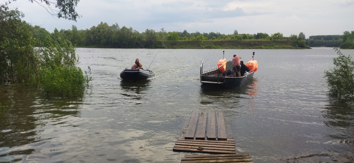 На такой лодке мы переплыли реку...