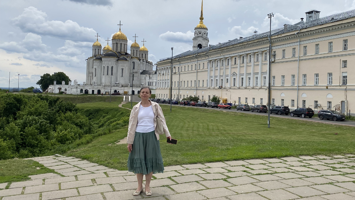 У меня за спиной – Успенский собор и палаты XVIII века, где сейчас Исторический музей 