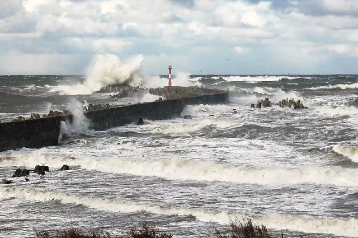    Москвич, купавшийся в шторм, утонул в Балтийском море