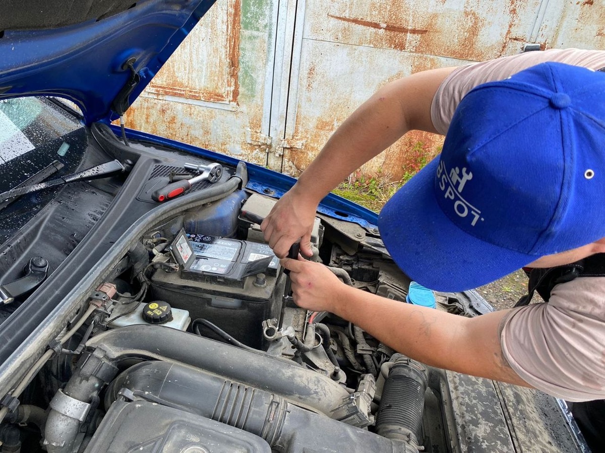 Мастер BSpot устанавливает аккумулятор 