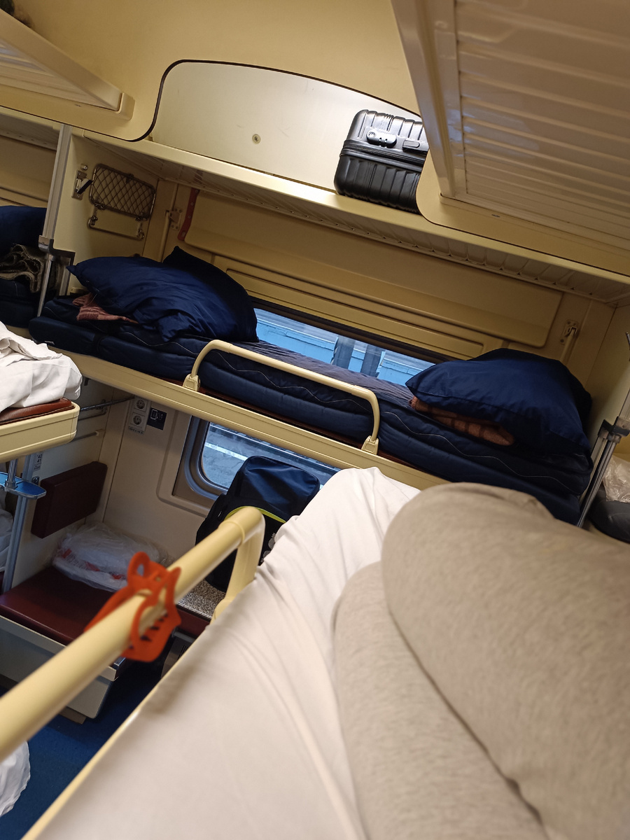 Пришлось лезть на верхнюю полку, ох, и не легкая это работа... 