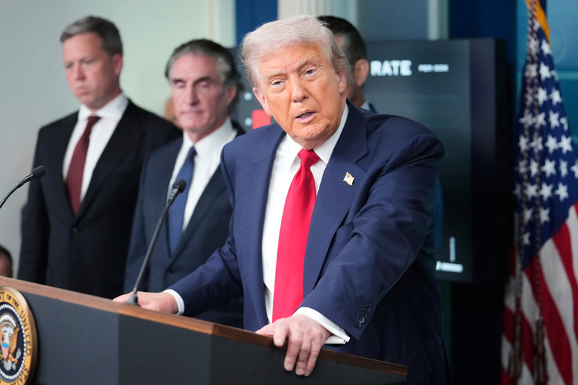     Дональд Трамп во время пресс-конференции в Вашингтоне     
Фото: Mark Schiefelbein / AP / TASS