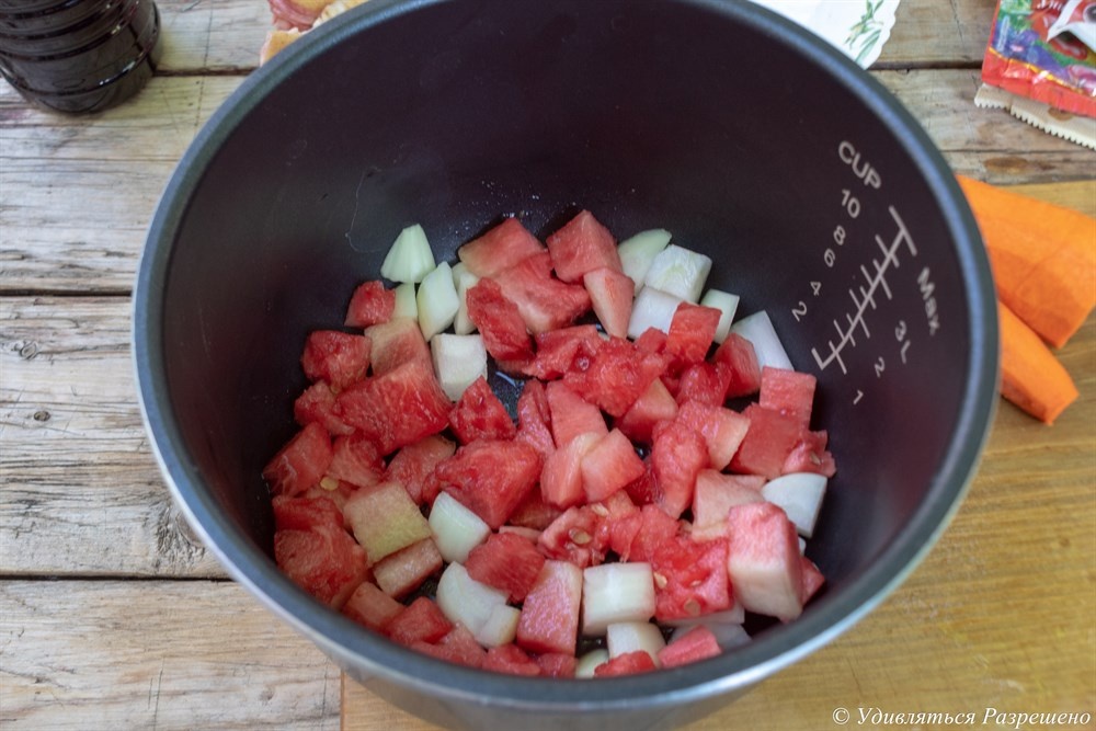 Арбуз и лук на дно подушкой