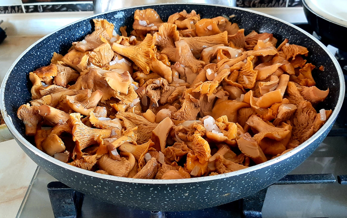 Лисички со сметаной.