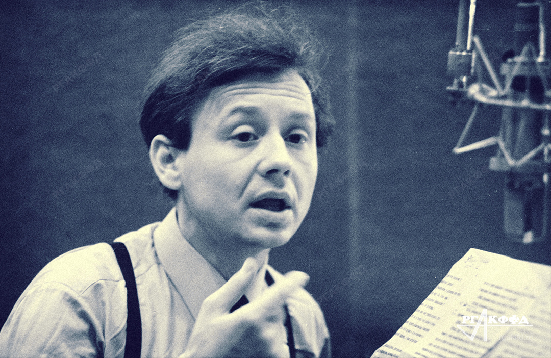 Актёр О.П. Табаков на записи радиоспектакля в редакции литературно-драматического вещания Всесоюзного радио / Москва, 1969 г. / Фотограф: А.Н. Агеев / РГАКФФД. Арх.№ 0-389093