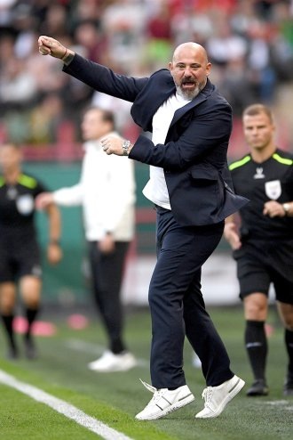    Почти в каждом матче Станкович устраивает "шоу" у бровки, ругается с судьями и игроками. / Фото: РИА Новости