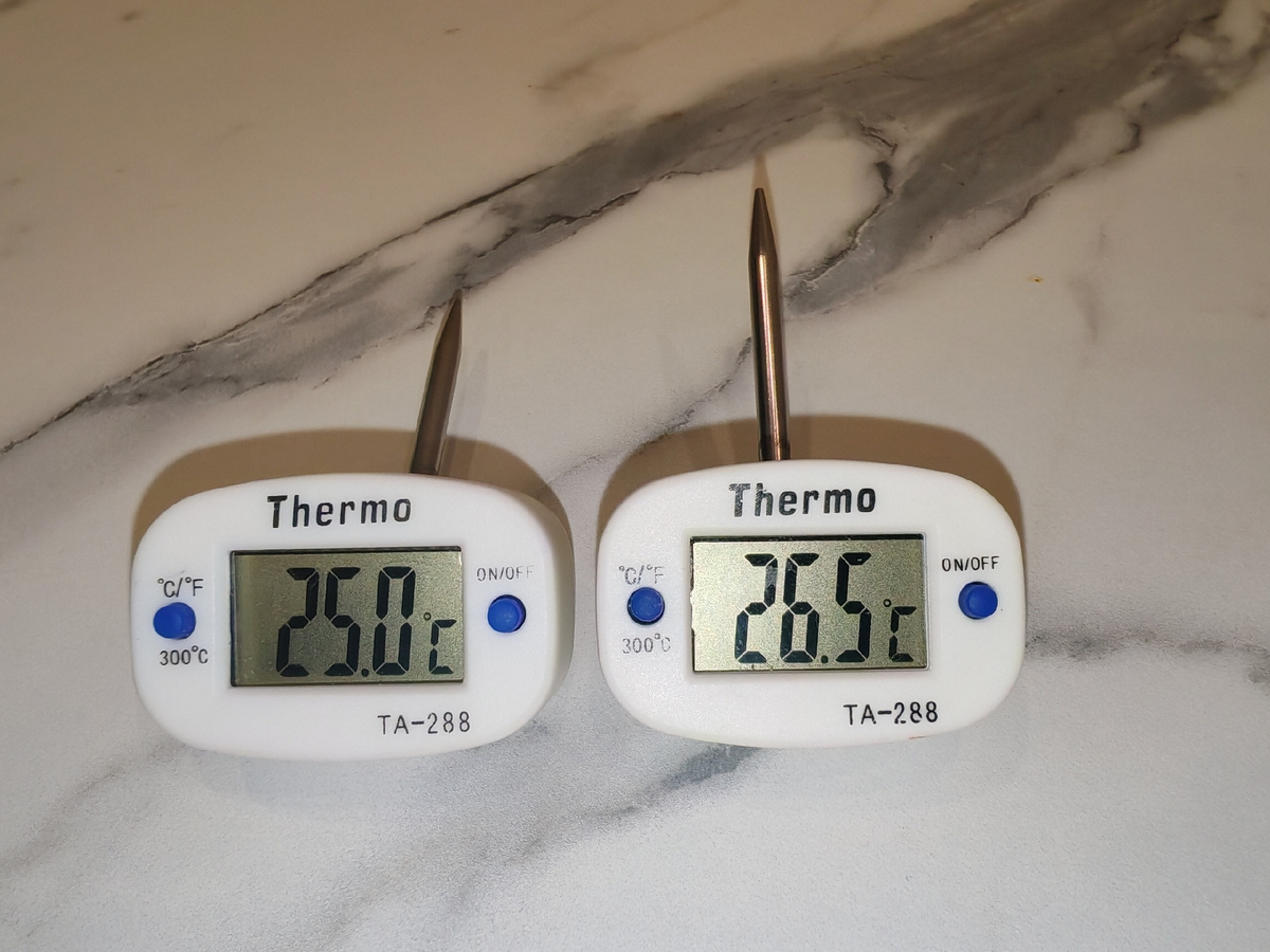 Одинаковые термометры имеют свойства показывать разную температуру.