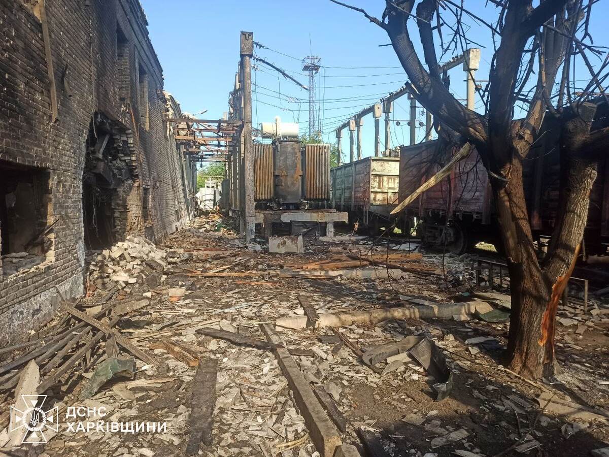 Последствия удара по ТПС 110/35/25/=3 кВ Лозовая. Грузовые вагоны, конечно, более надёжная защита чем мешки с песком, но, естественно, привязаны к рельсам