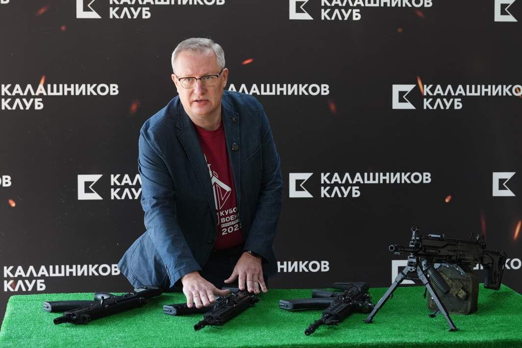 Главный конструктор АО «Концерн «Калашников» Сергей Уржумцев во время представления новых видов стрелкового вооружения
Фото: ИЗВЕСТИЯ/Эдуард Корниенко