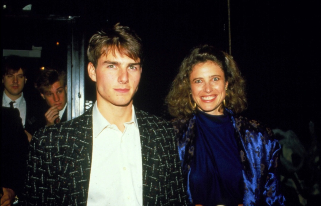 В молодости до всех жен он поди еще не один раз встречался и ходил на свидания и поэтому официально только вот жены значатся ну и продолжительные романы