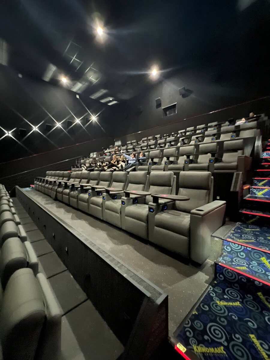 Зрительный зал Гранд VIP Промо (№4) и расстояние между рядами в кинотеатре Киномакс Columbus, метро Пражская. Фото из личного архива автора.