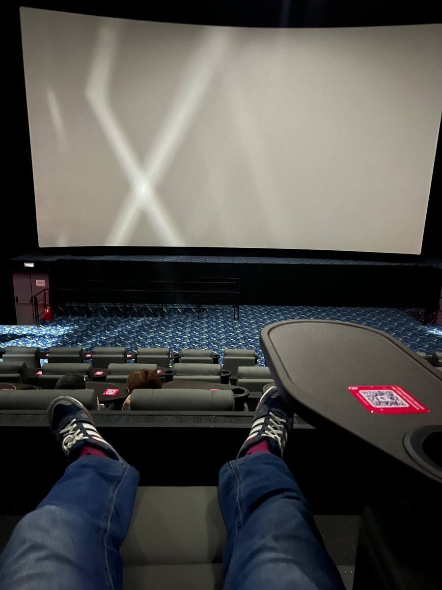 Я практически лежу в ожидании начала сеанса в кинотеатре Киномакс Columbus, метро Пражская. Фото из личного архива автора.