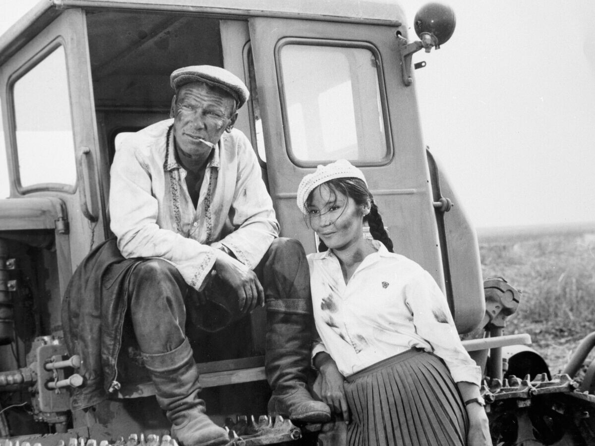    Наталья Аринбасарова и Сергей Шакуров в фильме "Вкус хлеба"© РИА Новости / РИА Новости