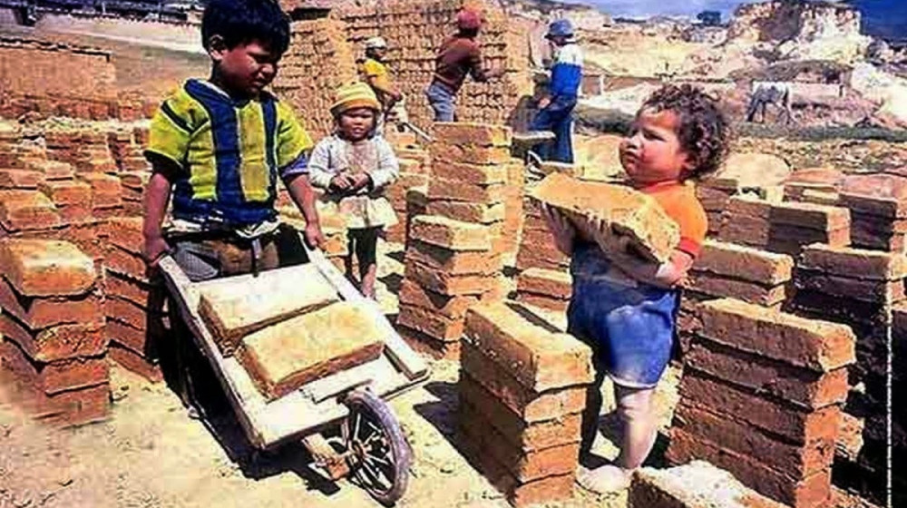    Дети на стройках: как они попадают в рабство через вакансии