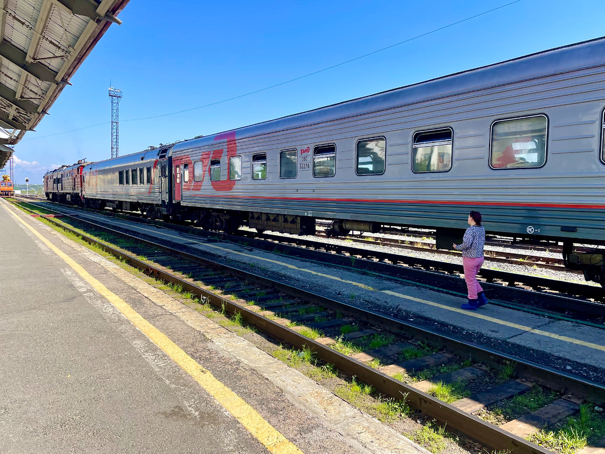 Поезд готов к отправлению, вагоны стоят на жарком солнце.