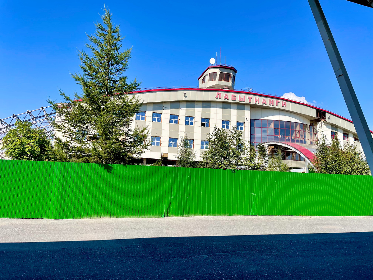 Здание вокзала Лабытнанги — точка отсчёта нашего пути на Собь.