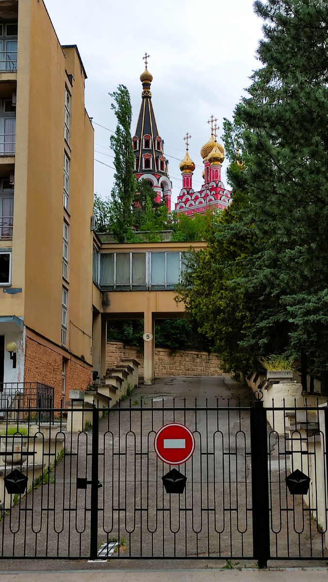 Так мы его впервые увидели — золотые купола между блёклых зданий. Фото автора