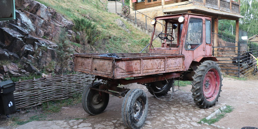 «Кавказский джигит». Советский трактор Т-16 на ходу в ущелье