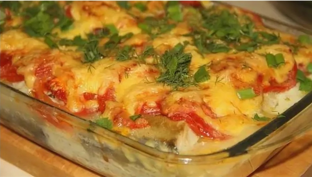 Филе минтая в духовке с помидорами и сыром.