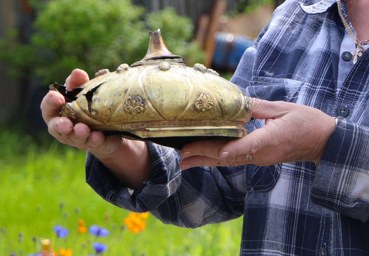 Местная жительница с находкой. Фото: Наталья Филиппова. Источник: yanao.ru