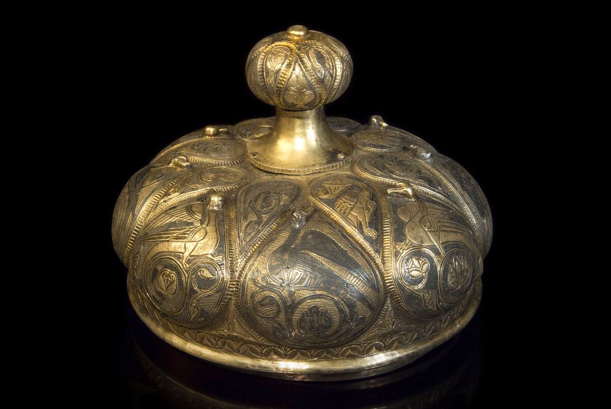 Чаша из первого клада с изображением фантастических существ, хранится в Государственном Эрмитаже. Источник: portmvk.yanao.ru