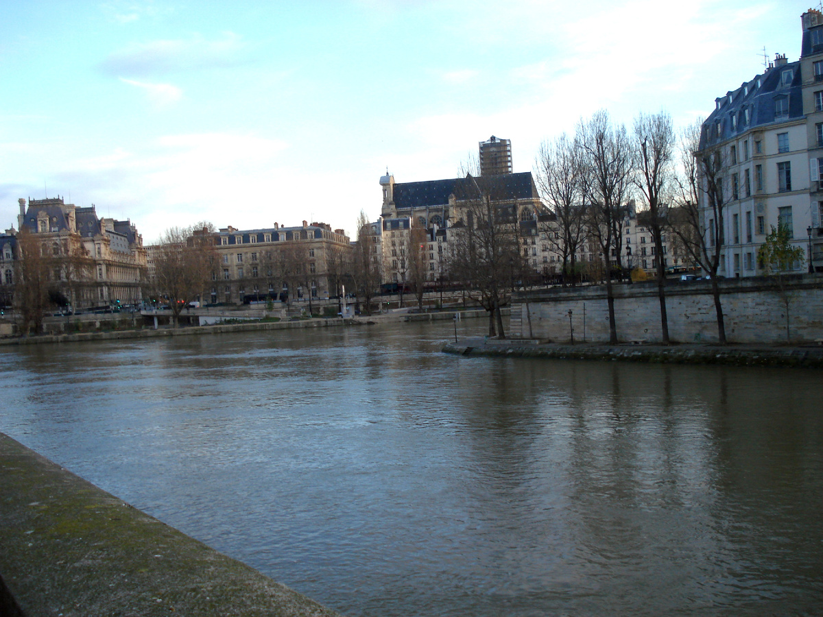 Сена и еще дремлющий Париж