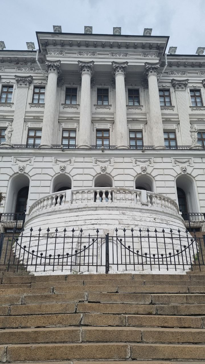 Дом Пашкова. Вид с Моховой.