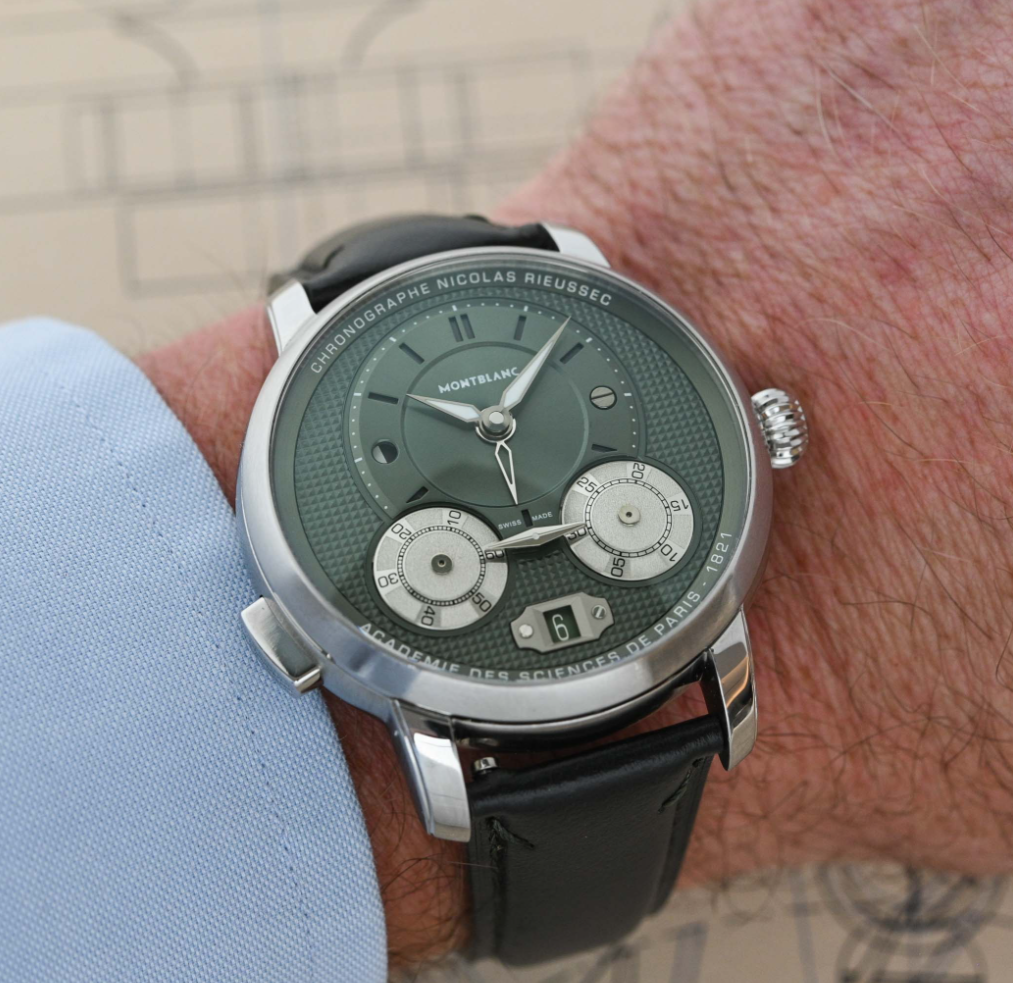 Краткие характеристики:
Диаметр: 43 мм
Толщина: 15,01 мм
Корпус: нержавеющая сталь, полированная
Стекло: сапфировое спереди и сзади
Заводная головка: луковичная
Хронограф: монотолкатель
Циферблат: зелёный с узором Clous de Paris
Стрелки часов и минут с люминесценцией Super-LumiNova
Стрелка второго часового пояса
Вращающиеся хронографические диски
Окно даты
Индикация день/ночь
Калибр: MB R200, собственный
Автоматический завод
Частота: 28 800 полуколебаний в час
Запас хода: 72 часа
Ремешок: зелёная телячья кожа с раскладывающейся застёжкой
Цена: 8 300 евро