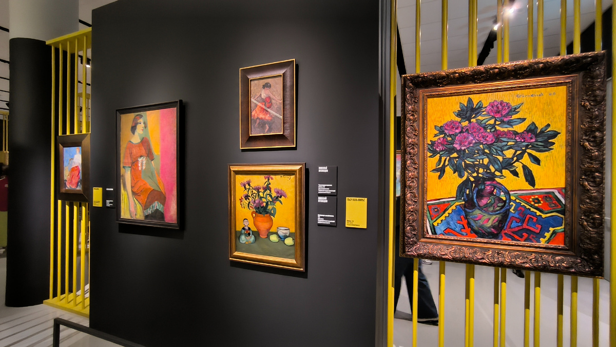 Пьер Поль Жирьё, «Пионы», 1906 (справа), Николай Кузнецов, «Натюрморт с китайчонком», 1922 (в центре)