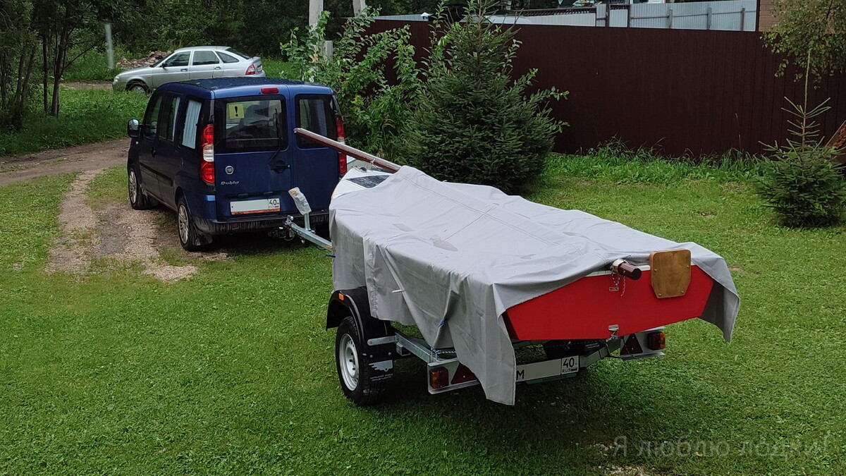 Большие лужи стояли прямо над швами тента, согнал их веником, остались маленькие