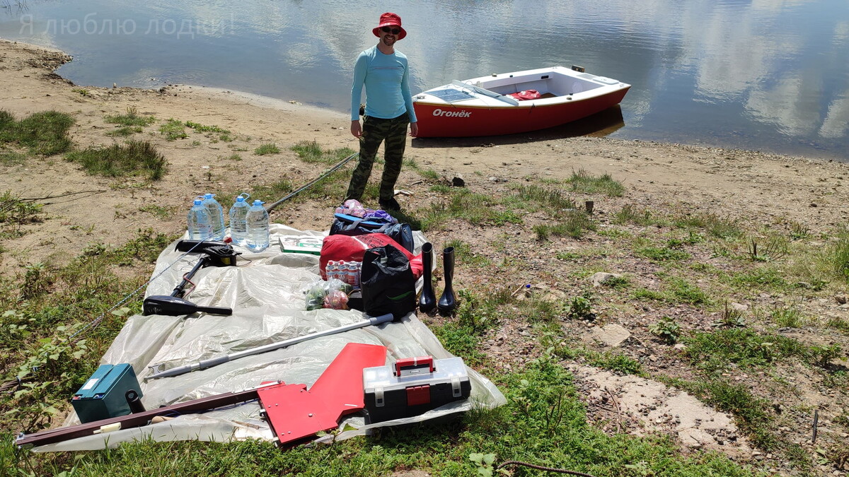 Много барахла. Где-то в стороне ещё валяются мачта, гик, шверт, ванты, швартовы, якорь, шкоты