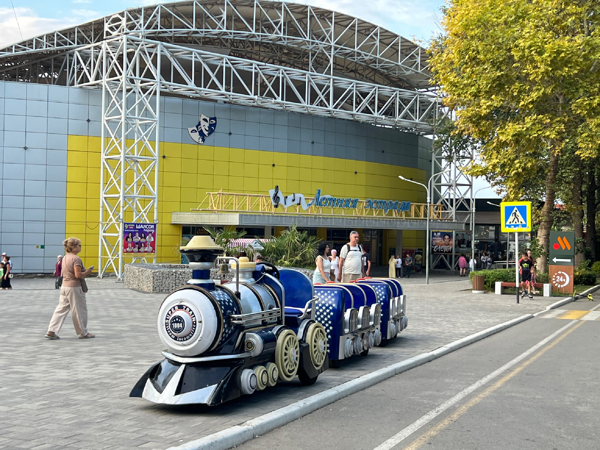 Летняя эстрада пестрит афишами — Кубанский Казачий хор, Лепс, Пенкин и еще пару артистов, которых я не запомнила