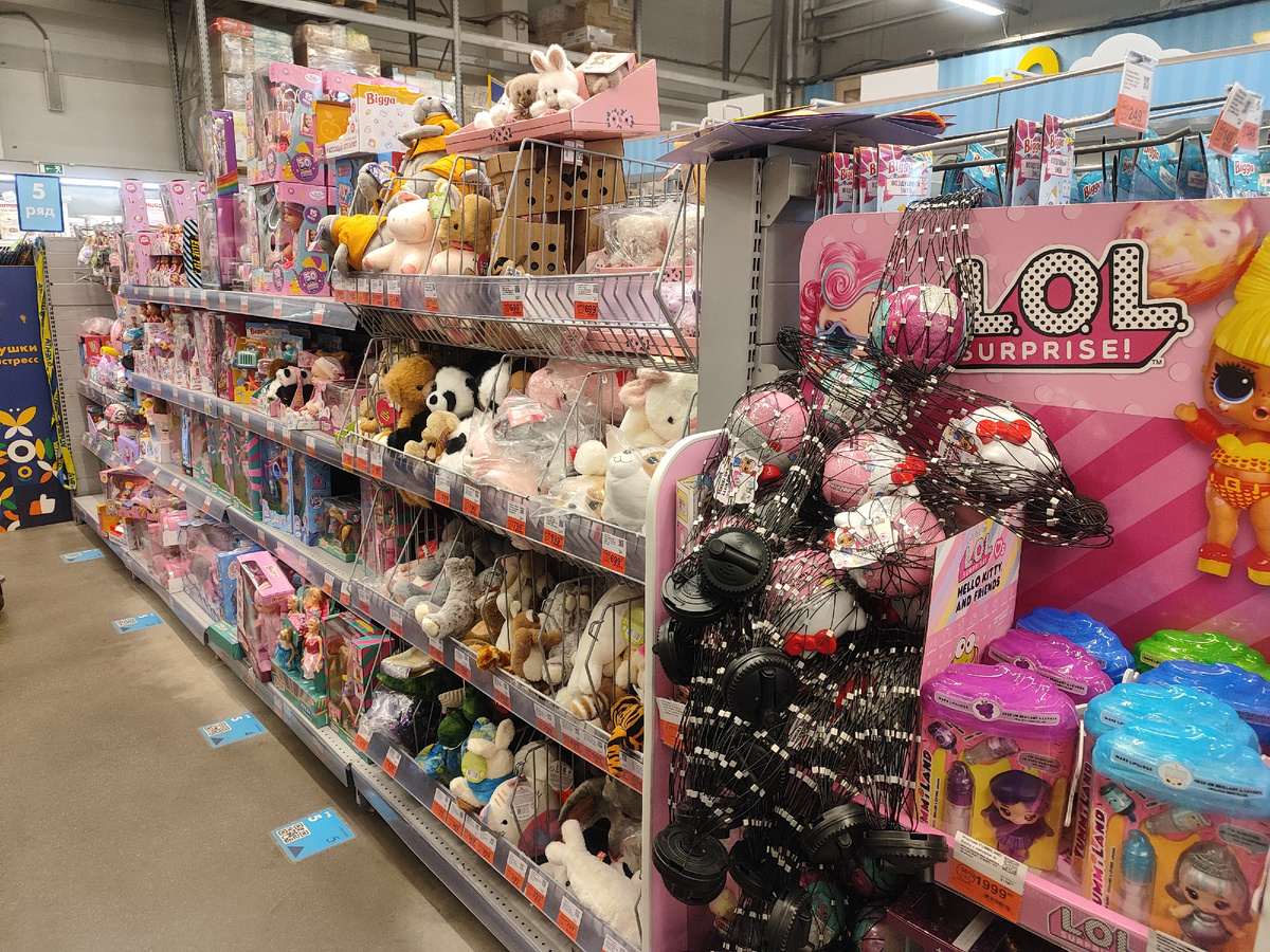 Ассортимент кукол в гипермаркете "Лента". Фото автора.