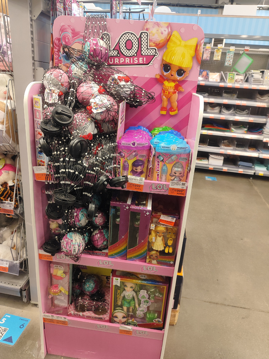 Ассортимент кукол в гипермаркете "Лента". Фото автора.