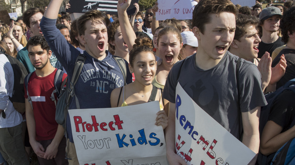    Протестные челленджи: Почему подростки собирают коктейли Молотова