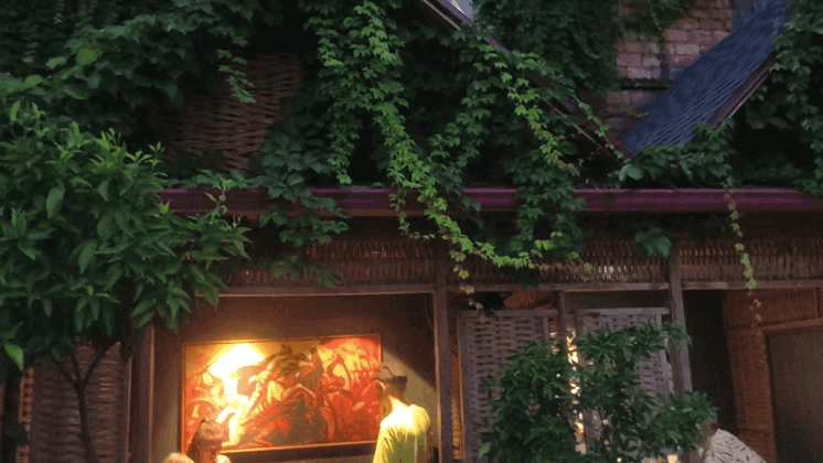 Очень уютное и известное место в Сухуми. Пришлось даже очередь отстоять чтоб занять местечко