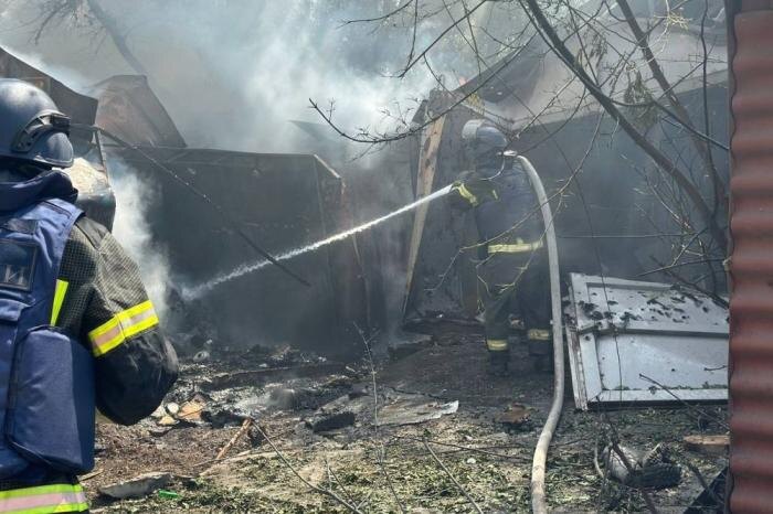 Массированный артиллерийский обстрел со стороны ВСУ города Васильевка. Повреждения получил многоквартирный дом, прилегающая территория, автомобили по ул. Театральной. Информации о пострадавших не поступало, источник Телеграм-канал Балицкий Евгений
