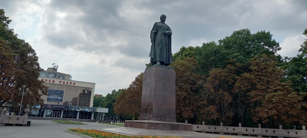 Памятник Коста Хетагурову возле осетинского театра