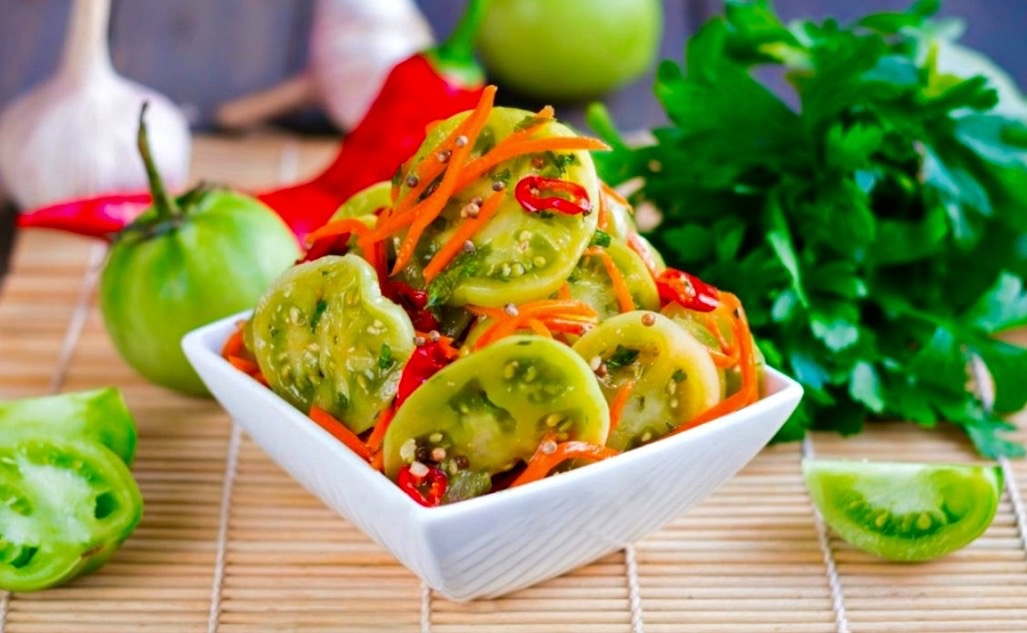 Салат из болгарского перца и зеленых помидоров.