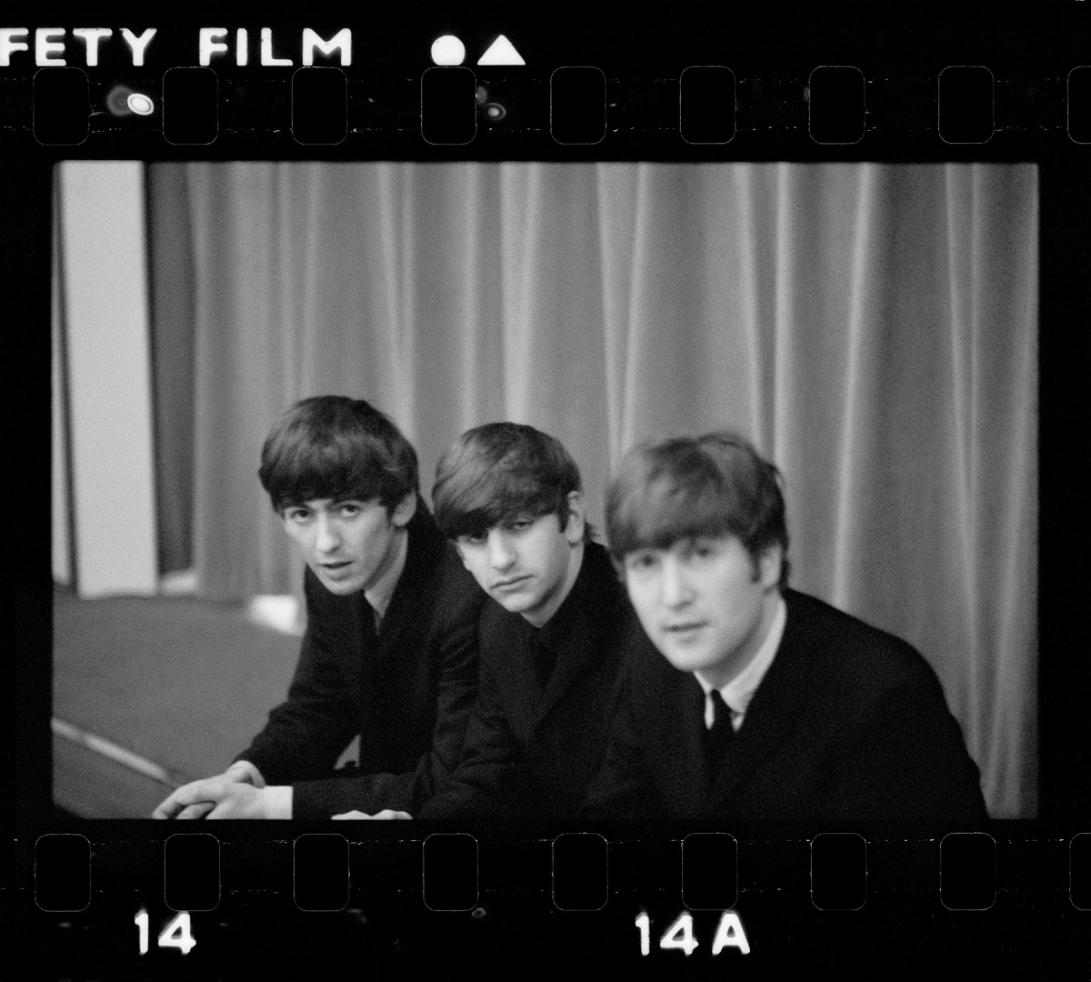 Джордж, Ринго и Джон за кулисами The Beatles Christmas Show, Finsbury Park Astoria, декабрь 1963 года; 2025 © Paul McCartney