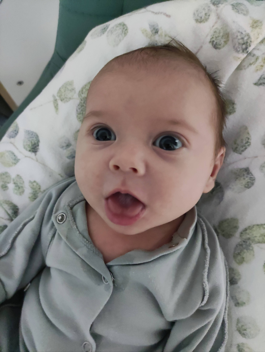 Искала фото Саши с высунутым языком "в детстве"