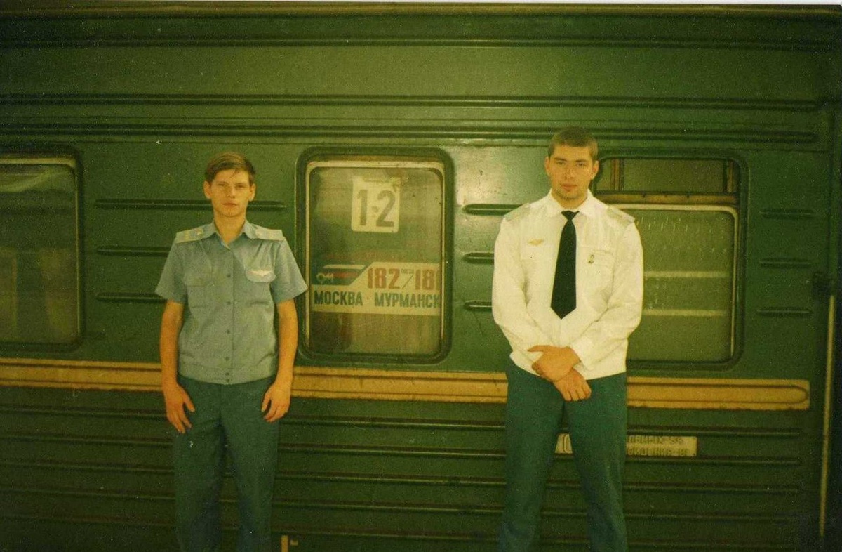 Мы с напарником на фоне нашего поезда (автор справа)